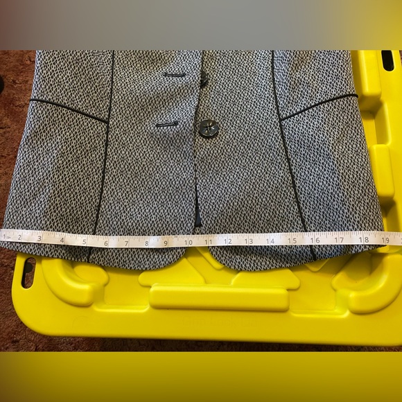 2 piece black and white designed Le suit buissness casual blazer and skirt combo - Picture 5 of 12